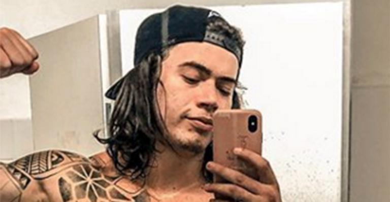 Whindersson Nunes surge com biquíni fio-dental e Luisa Sonza elogia o bumbum dele