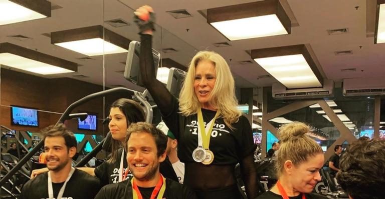Aos 67 anos, mãe de Danielle Winits vence campeonato de musculação