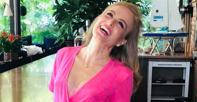 Angélica exibe look para ‘Se Joga’ e destaca a famosa pinta em vestido fendado sexy