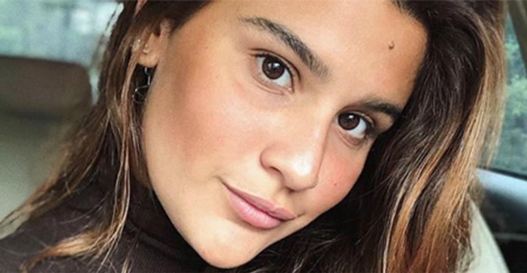 Filha de Flávia Alessandra, Giulia Costa renova o bronzeado com biquíni estiloso