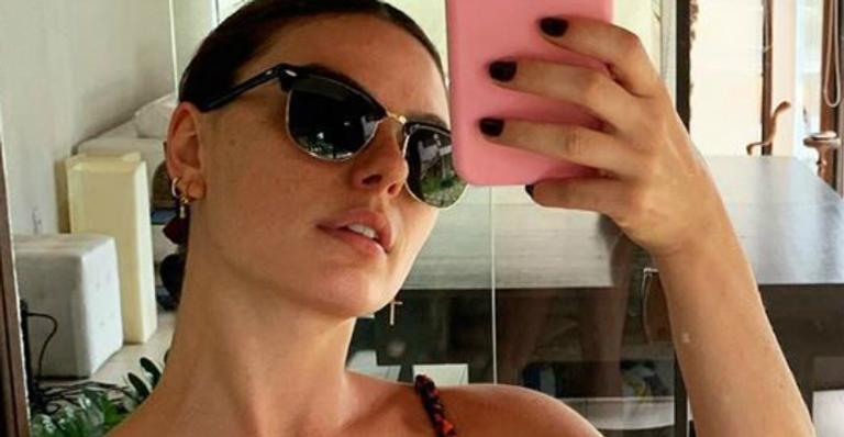 Menos de um ano após ser mãe, Isis Valverde curte sol com biquíni e exibe corpão invejável
