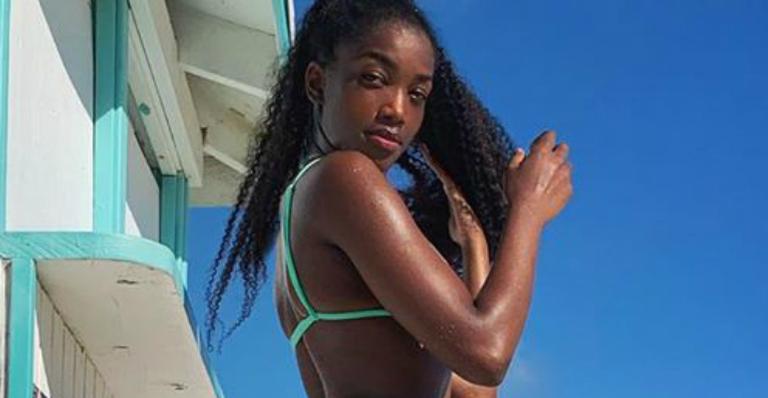 Iza ostenta cintura fininha e bumbum empinado com biquíni mínimo e impressiona: ”Maravilhosa”