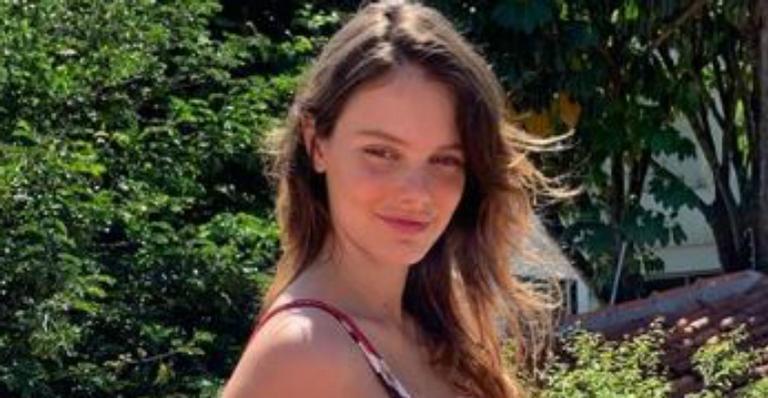 Está chegando a hora! Laura Neiva exibe barrigão no limite em clique sem filtros ao lado de Bela Gil
