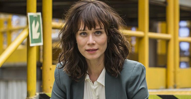 Mariana Ximenes surge careca em bastidores de série da Globo