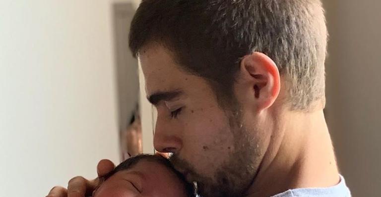 Rafael Vitti divide cliques inéditos da filha recém-nascida: ”Doses perigosas de fofura”