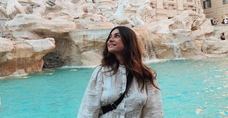 Recém-casada, Thaila Ayala surge mergulhando com tartarugas e mostra o corpão nas redes