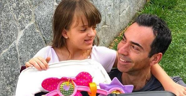 César Tralli se derrete por Rafaella e Manuella com clique em família: ”Meus presentes”