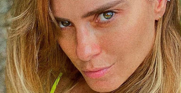 Aos 41 anos, Carolina Dieckmann esbanja boa forma com biquíni cavado neon