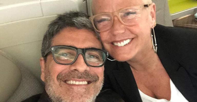 Namorado de Xuxa, Junno Andrade posa sem camisa e recebe cantadas ousadas: ”Quero ver sua cenoura”