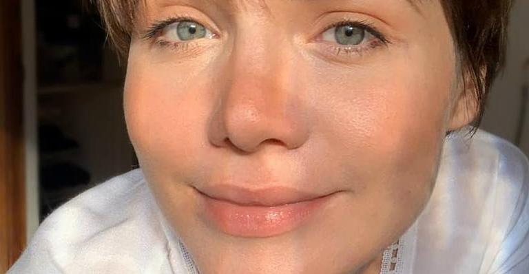Grávida de sete meses, Leticia Colin ganha beijo de amigo e confunde seguidores: ”É o pai?”
