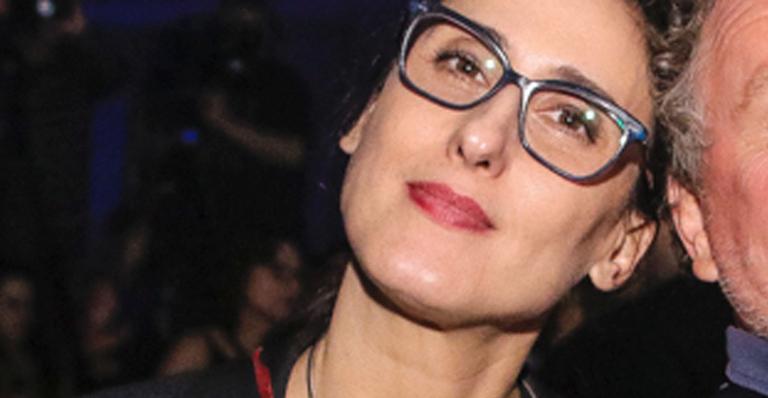 Discreta, Paola Carosella surge em clique raro com o marido e rouba atenção em evento