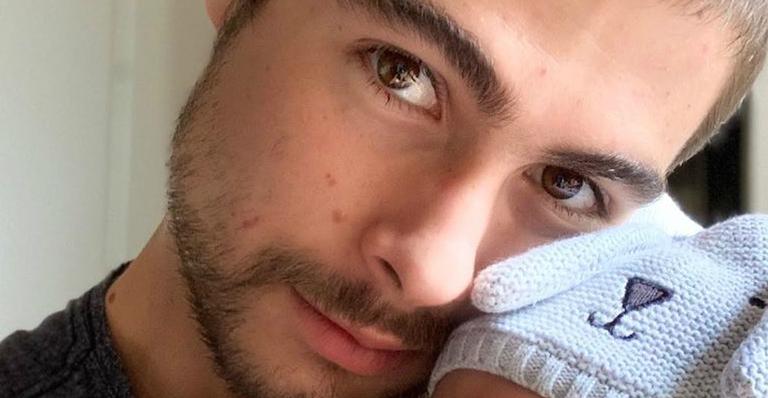Rafael Vitti mostra expressões da filha recém-nascida e esclarece signo da pequena