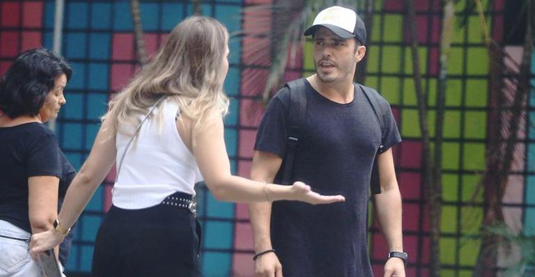 Recém-contratado da Record, ator Thiago Rodrigues protagoniza barraco com namorada na rua