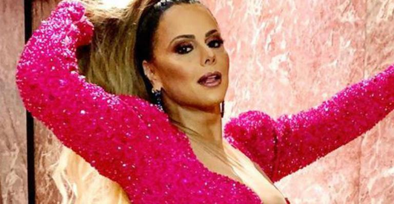 Aos 44 anos, Viviane Araújo cai no samba e exibe pernões com shortinho mínimo