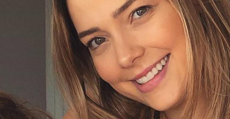 Sem retoques, Carol Dantas posa agarrada com o bebê de um mês e encanta
