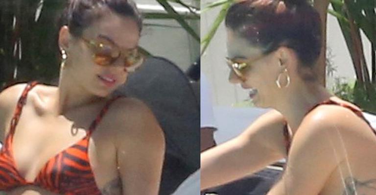 De biquíni, Isis Valverde curte dia de piscina com o marido e o bebê de menos de um ano