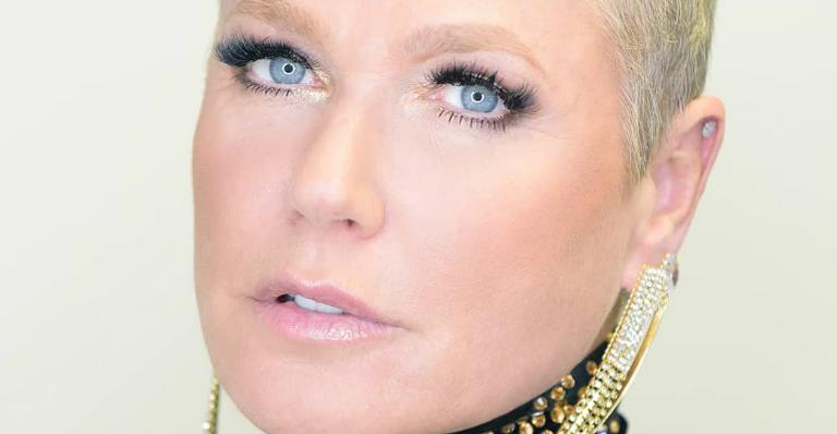 Aos 56 anos, Xuxa posa de topless e tem foto bloqueada em rede social: ”Conteúdo delicado”