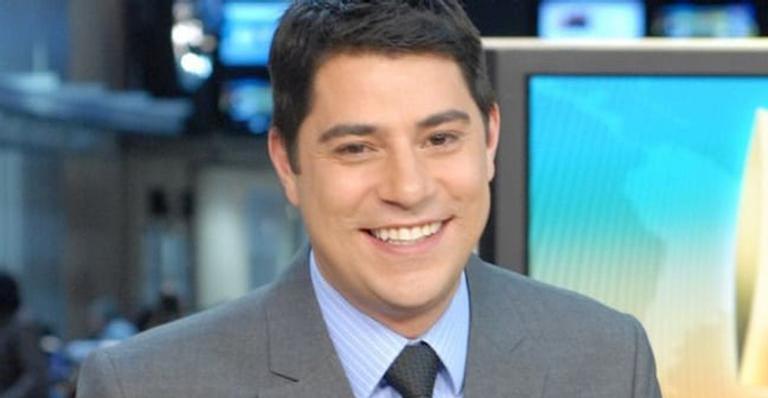 Evaristo Costa surge pisando em cima da mesa na CNN e fãs disparam: ”Tá com moral”
