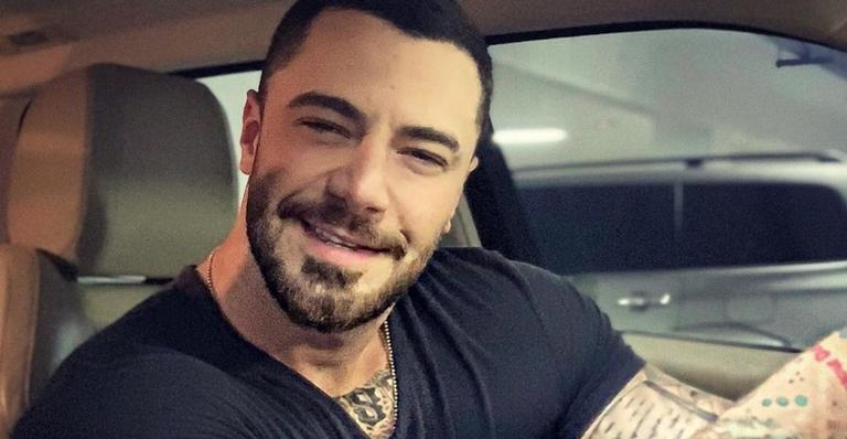 Felipe Tito assusta fãs ao surgir no hospital e tomar 15 pontos: ”Apavorado”