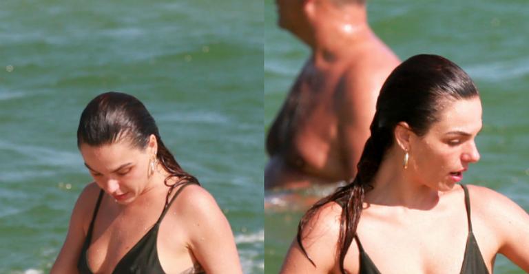 De biquíni, Isis Valverde curte dia de praia com a amiga e curvas naturais impressionam