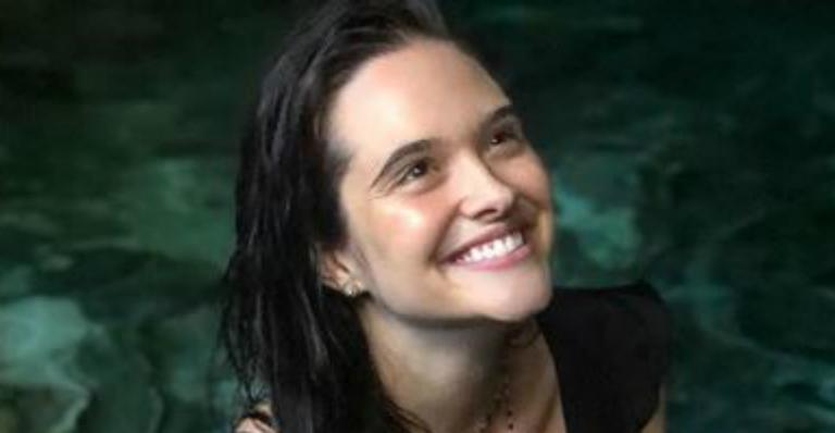 No México, Juliana Paiva divide raro clique de biquíni e surpreende fãs com curvas naturais