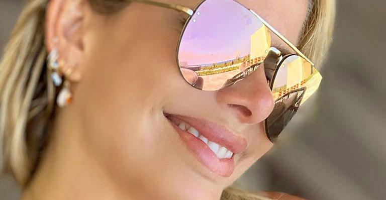 Karina Bacchi surge aos 43 anos exibindo barriga definida e se prepara para nova gravidez
