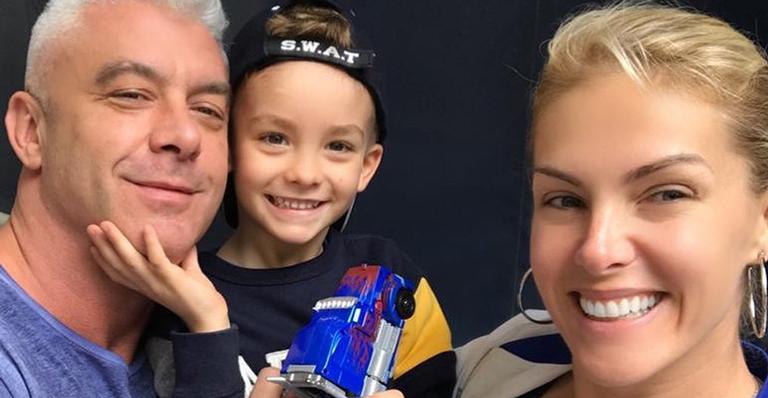 Marido de Ana Hickmann relembra clique antigo com o filho e encanta web: ”Dia de celebrar o amor”