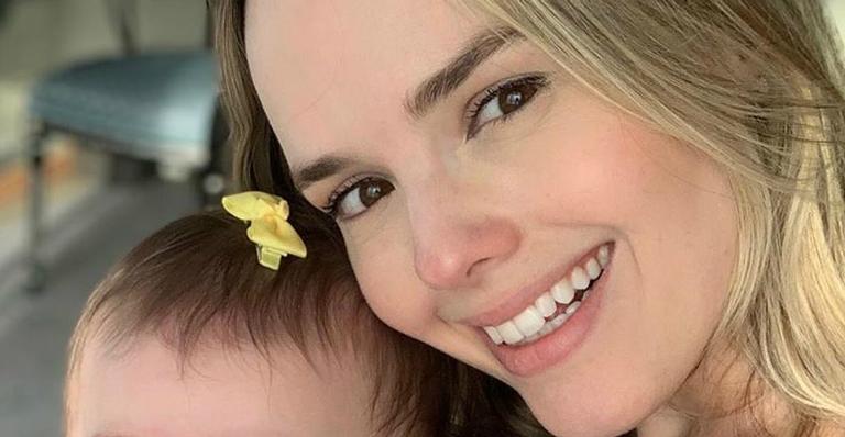 Thaeme Mariôto posa com Liz, de seis meses, e tamanho da bebê impressiona: ”Duas princesas”