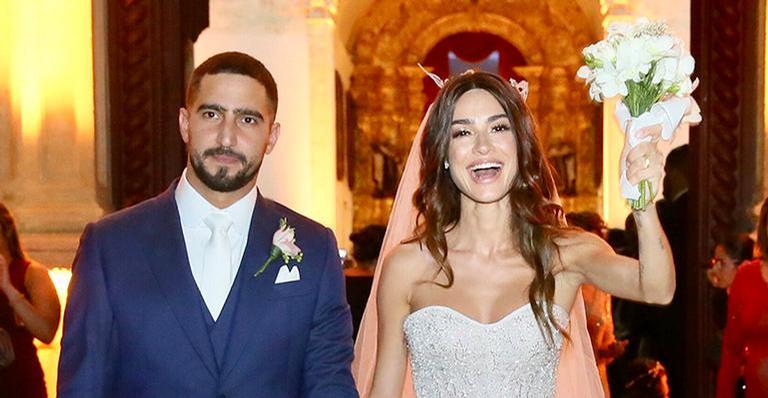 Em lua de mel, Thaila Ayala e Renato Góes surgem admirando o pôr do sol na Itália