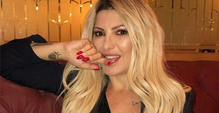 Antônia Fontenelle posta clique ousado sem sutiã e com a blusa totalmente aberta e fãs disparam: ”Poderosa”