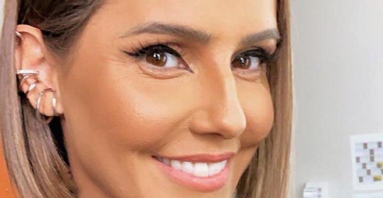Deborah Secco surge renovando o bronze em barco de luxo e afirma: ”Juro que esse é o meu trabalho!”