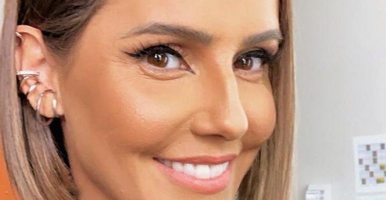Deborah Secco posa para foto sensual e recebe elogio de Thais Fersoza: ”Maravilhosa”