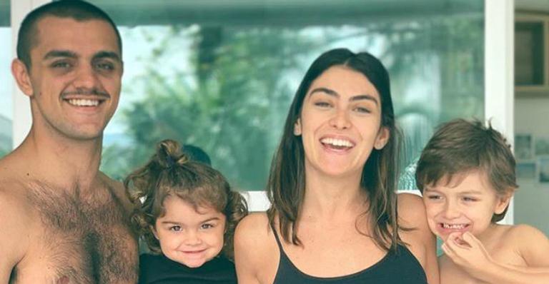 Discreta com a gestação, esposa de Felipe Simas divide selfie em família e exibe o barrigão saliente