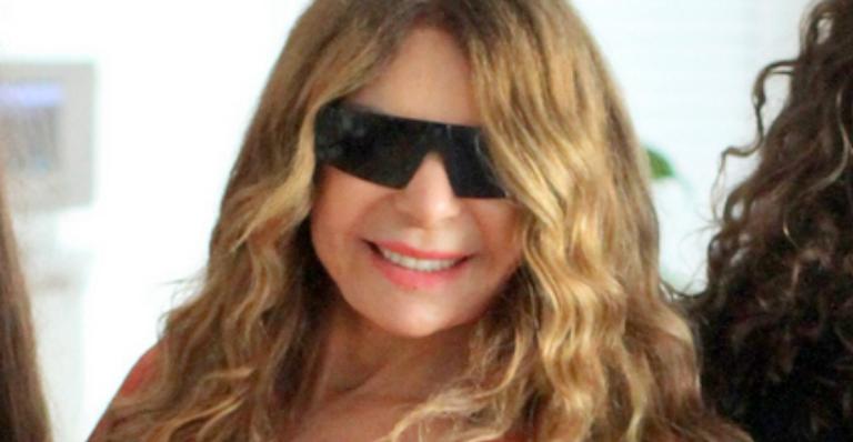 Discreta, Elba Ramalho faz rara aparição com as filhas e beleza impressiona