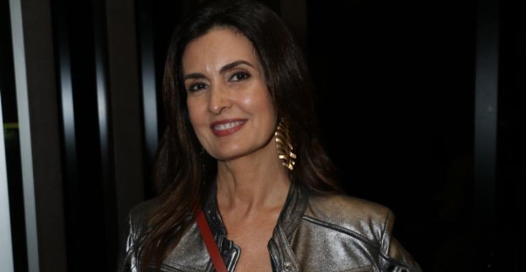 Aos 57 anos, Fátima Bernardes surge em vestido justinho e fãs disparam: ”Corpão violão”