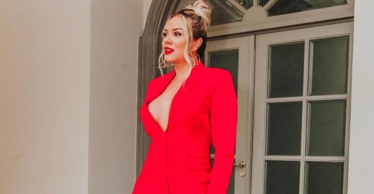 Dama de vermelho! Juju Salimeni surge deslumbrante com vestido curtinho e decotado e leva web à loucura