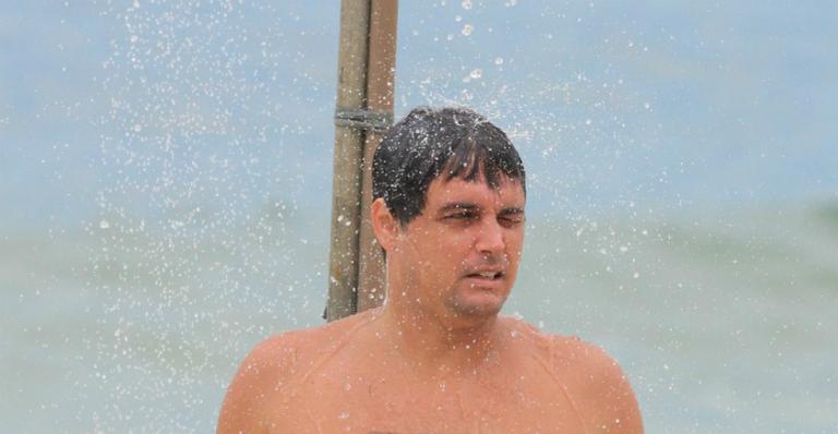 Mais magro e com novo visual, Felipe Dylon curte tarde de praia no Rio de Janeiro