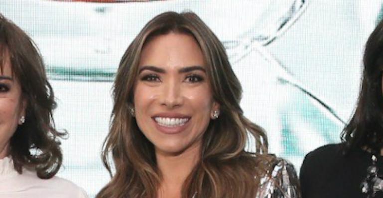 Patrícia Abravanel posa com a família em raro registro e rouba a cena com look justinho e brilhante