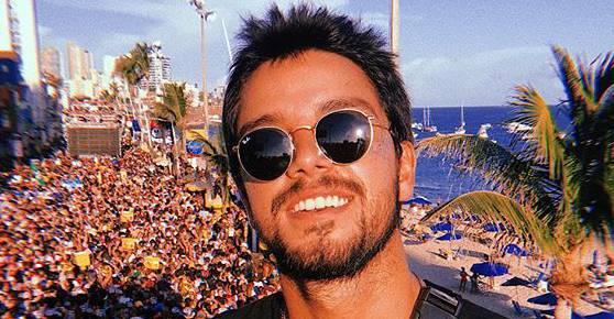 Rodrigo Simas faz selfie com a família reunida em dia de praia