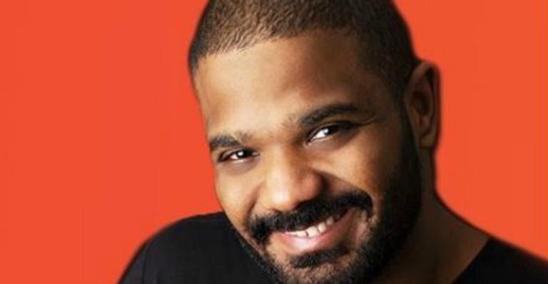 Arlindinho Cruz faz rara aparição com o recém-nascido no colo e revela música especial para herdeiro