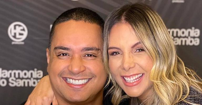 Em viagem romântica, Carla Perez curte dia de sol em cenário paradisíaco