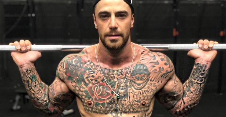 Felipe Titto desabafa sobre inflamação em ferida após tomar 15 pontos por mordida de seu cachorro