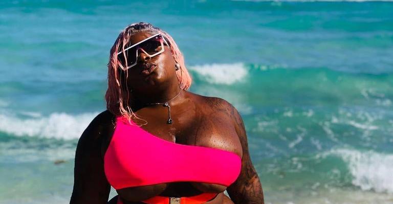 Jojo Todynho curte dia de praia e surge usando biquíni cavado: “Alegrias”