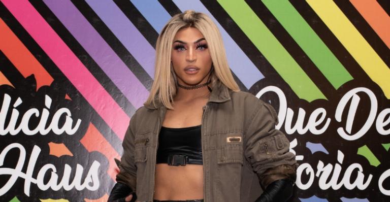 Pabllo Vittar surge com look de couro ousadíssimo e fãs disparam: ”Bem gótica”