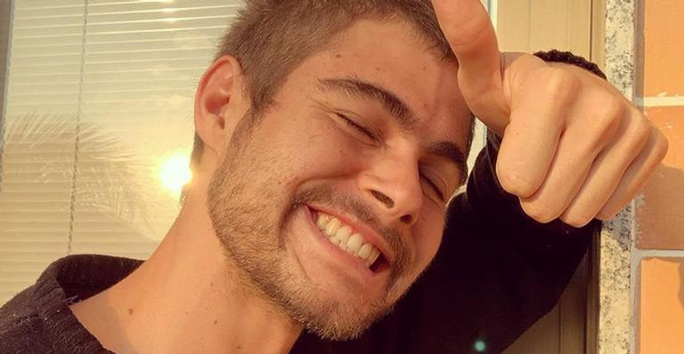 Pai ou irmão gêmeo? Rafa Vitti compartilha foto antiga do pai e semelhança choca: ”Iguais”