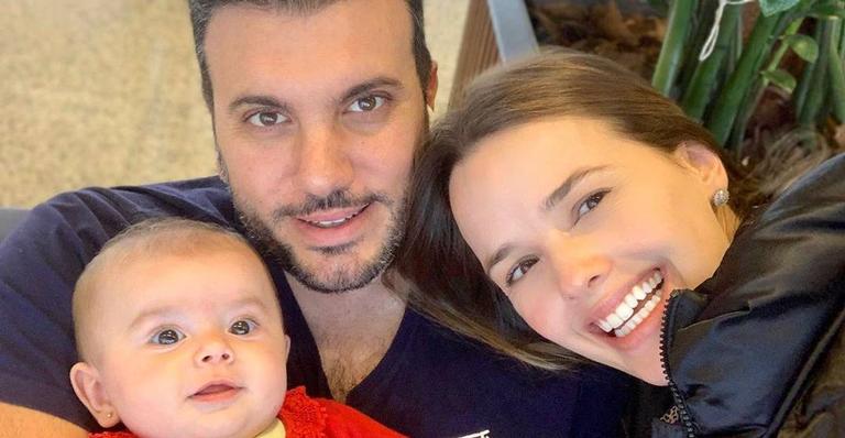 Thaeme Mariôto se diverte com a filha e o marido em passeio no deserto