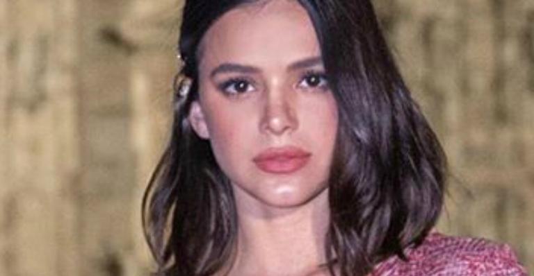Bruna Marquezine faz abertura impressionante com as pernas e deixa fãs em choque