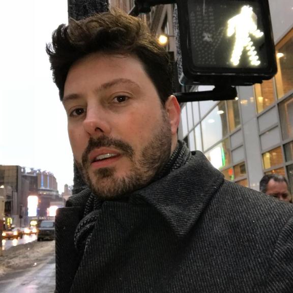 A lá Coringa! Danilo Gentili força sorriso e dispara: ”Muita alegria para todos”