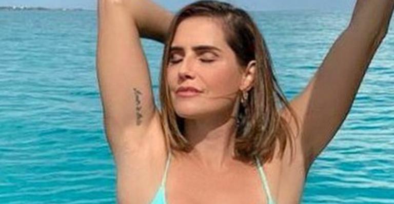 Deborah Secco ostenta corpão escultural em clique de biquíni e deixa fãs sem palavras
