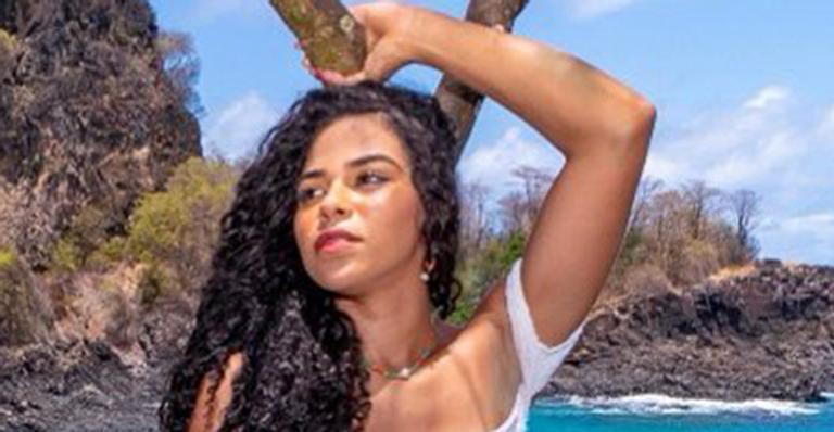 Ex-BBB Elana Valenária extrapola a ousadia com maiô branco cavadíssimo